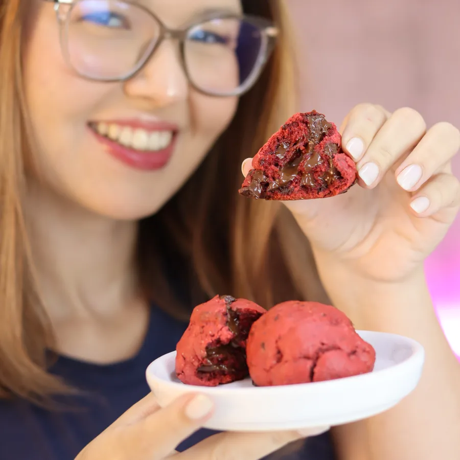 Cookies Red Velvet zero servidos no prato